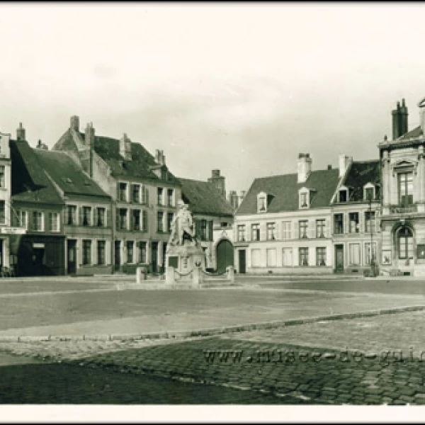 Le monument aux morts au centre de la grand' place (1921-1940)